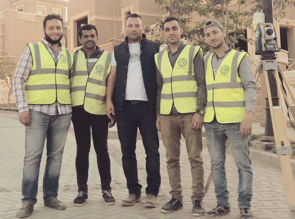 فريق عمل توتال سرفيينج لاعمال المساحة